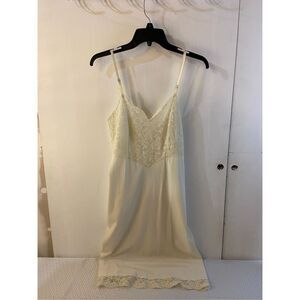 Vanity Fair lace nylon slip gown size 34‎ small cream